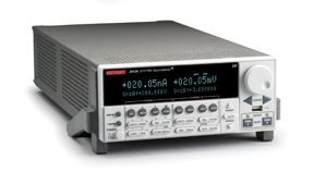 Úsáidte SourceMeter Keithley  2612 A.